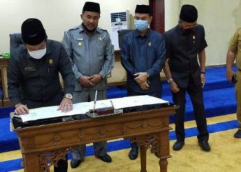 Penandatanganan Berita Persetujuan R-KUA dan PPAS APBD Kabupaten Sarolangun Tahun Anggaran 2021 di DPRD Sarolangun, Rabu (4/11). FOTO: IST