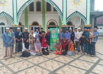 Karang Taruna Desa Lidung Sarolangun, bagikan sembako untuk masyarakat, Jumat (20/11). FOTO: IST