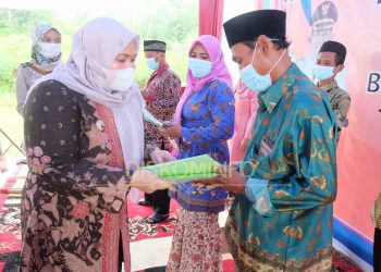 Tingkatkan Ekonomi Masyarakat,  Bupati Muarojambi Serahkan Simbolis Sertifikat Tanah