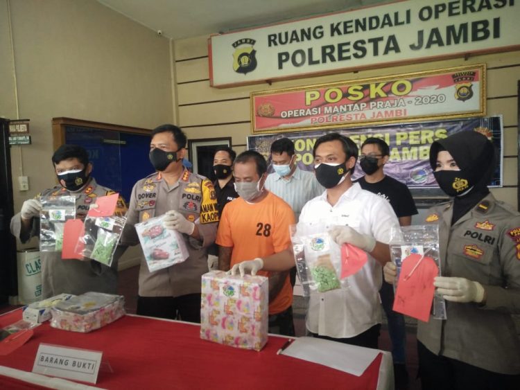 Polresta Jambi Temukan 976 Pil Ekstasi di Bandara Sultan Thaha