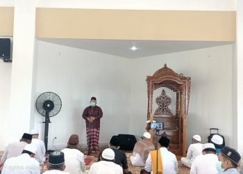Bupati Tanjabbar Salat Jum’at Perdana di Masjid Syekh Usman Tungkal
