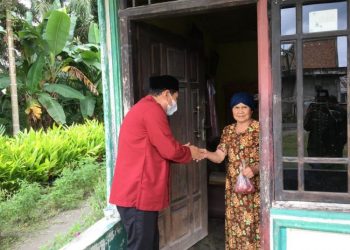 Ketua DPRD Tanjabbar Bagikan Daging Kurban ke Rumah Warga