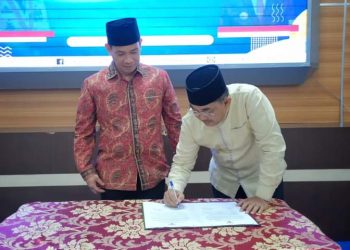 Pjs. Bupati Tanjabbar Serahkan Nota Pelaksanaan Tugas kepada Bupati Anwar Sadat