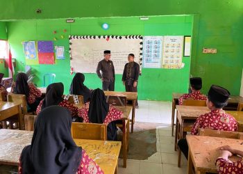 Aidi Hatta Ketua DPRD Tinjau Proses Belajar Mengajar di Yayasan Madrasah Al Hidayah
