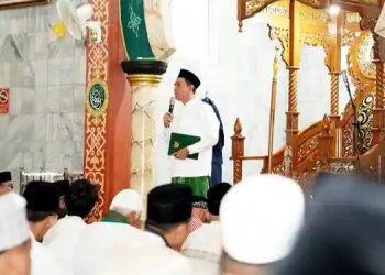 Bupati Batanghari Bersama Keluarga Laksanakan Sholat Idul Fitri 1446 H di Masjid Fastabiqul Khairot