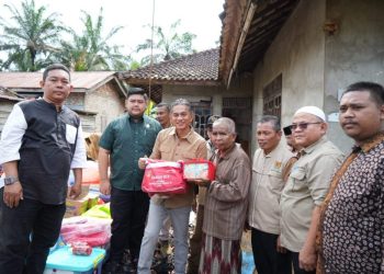 Wakil Bupati Muaro Jambi Beri Bantuan ke Korban Kebakaran Rumah di Desa Tanjung Kantung