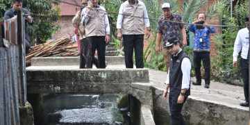Sering Banjir, Wawako Diza Tinjau Drainase di Wilayah Kelurahan Talang Banjar