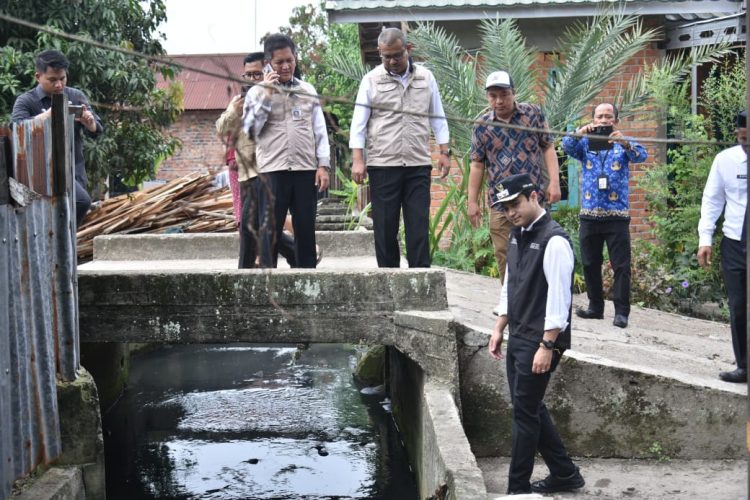 Sering Banjir, Wawako Diza Tinjau Drainase di Wilayah Kelurahan Talang Banjar